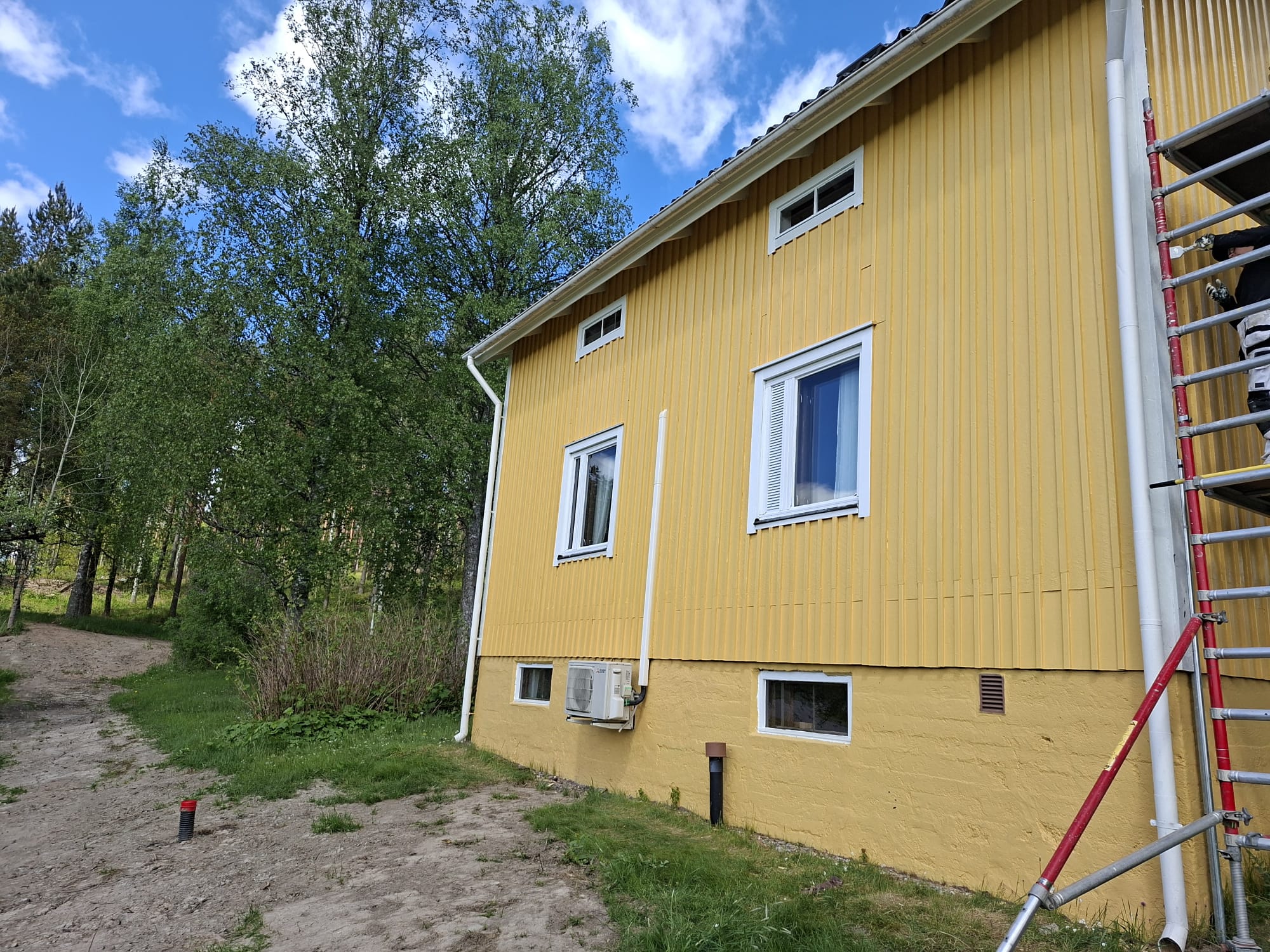 Rintamamiestalon ulkomaalaus Sauvossa