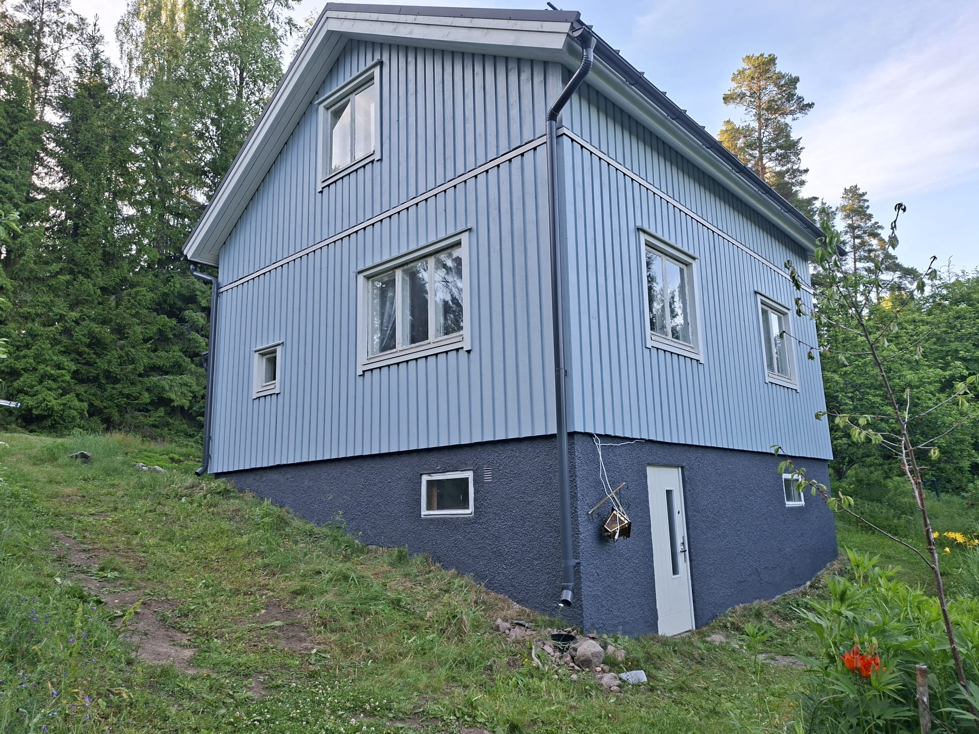 Omakotitalon ulkomaalaus Kiskossa